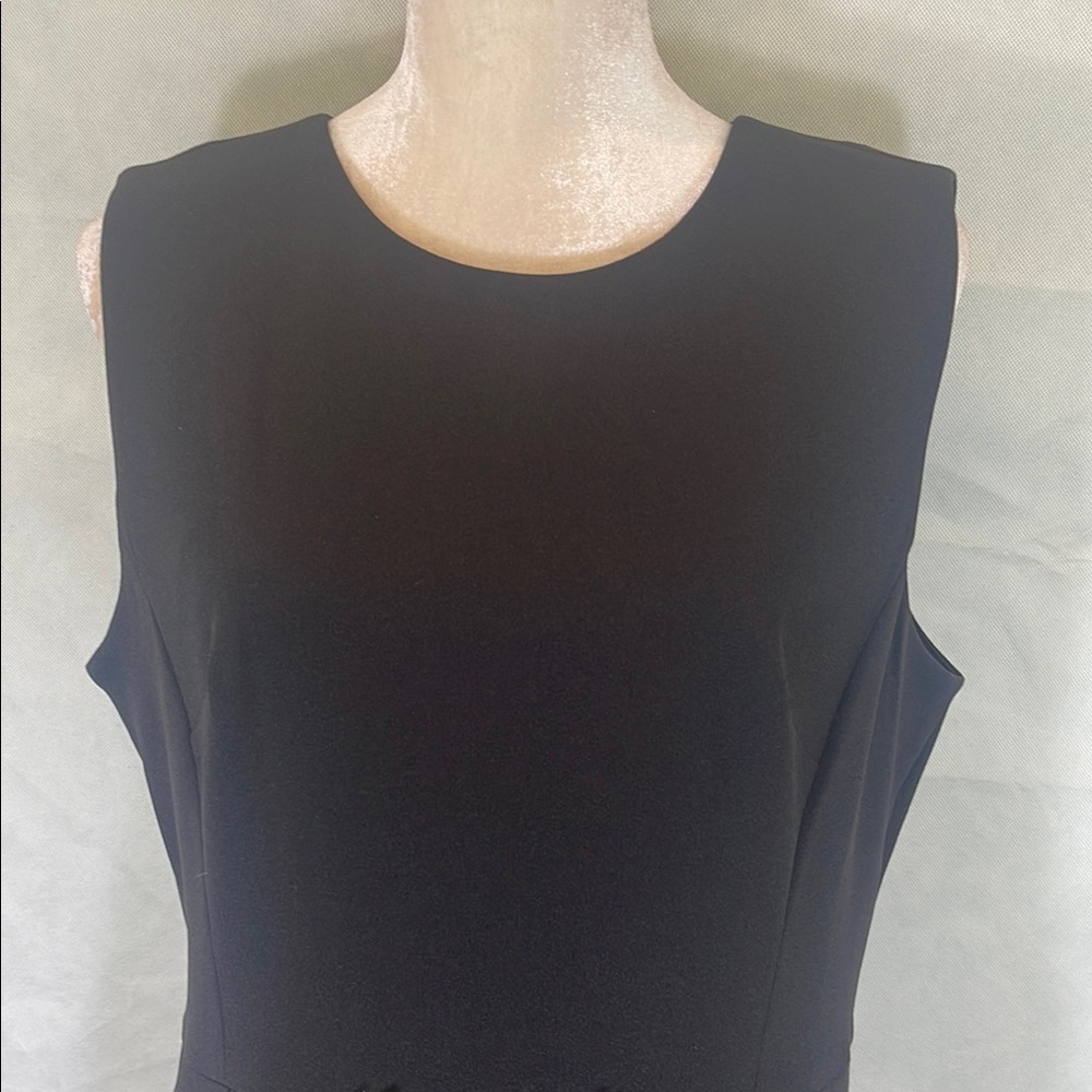 Elegant Black Sleeveless Dress with Gold Chain Detail - Picture 3 of 9